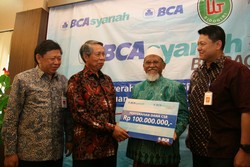 Dukung Peningkatan Wirausaha BCA Syariah Serahkan Bantuan Kepada LAZ Sidogiri