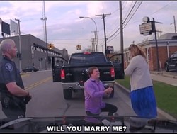 Ditilang Polisi, Pria Ini Malah Melamar Kekasihnya