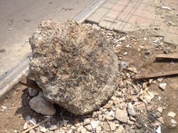 Bongkahan Batu Hijau di Trotoar di Tomang yang Dipahat Warga Berasal dari Wonogiri