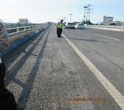 2 Perusahaan Ini Diperintahkan Bersihkan Tumpahan Asam Sulfat di Tol Jelambar