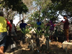Sakit Hati Sama Cucu, Kakek Malang Iris Pergelangan Tangan di Makam