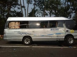 Minibus Damri Tabrakan dengan Truk di KM 39 Tol Jagorawi