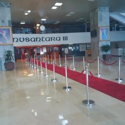 Ada Apa dengan Karpet Merah dan Salam Hormat di Gedung DPR?