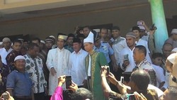 Berjubah Putih, Jokowi Terima Gelar Biji Nagara Madafolo dari Sultan Ternate