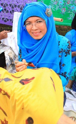 Sri Lestari Ajarkan Para Wanita Kendal Membatik Agar Tak Lagi Jadi TKW