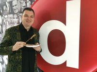 Erik Meijer Santai Makan Sate di Markas Detikcom