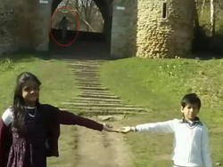 Penampakan Hantu Terpotret Bareng Turis di Inggris