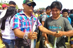 Jagoan, Warga Pulau Intata Tangkap Ikan dengan Tangan Kosong