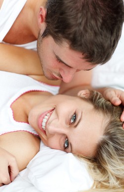 Yang Bisa Dilakukan Suami untuk Tingkatkan Mood Bercinta Istri