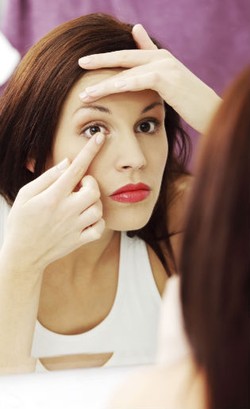 5 Cara Tepat Bersihkan dan Merawat Lensa Kontak