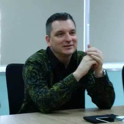 Erik Meijer Ingin Boyong Messi dan Ibra cs ke Indonesia