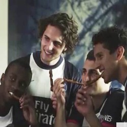 Ketika Bintang PSG Pakai Blangkon & Rebutan Sate