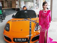 Seksi Dibalut Gaun Ivan Gunawan, Bella Shofie Berpose di Porsche