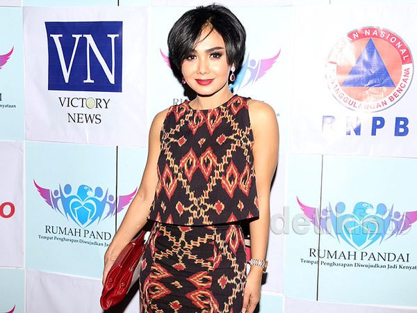 Yuni Shara Cantik Awet Muda Berbalut Busana Tenun