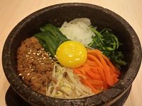 Bersantai Sambil Menyantap Seporsi Bibimbap dan Ramyun yang Pedas a la Korea