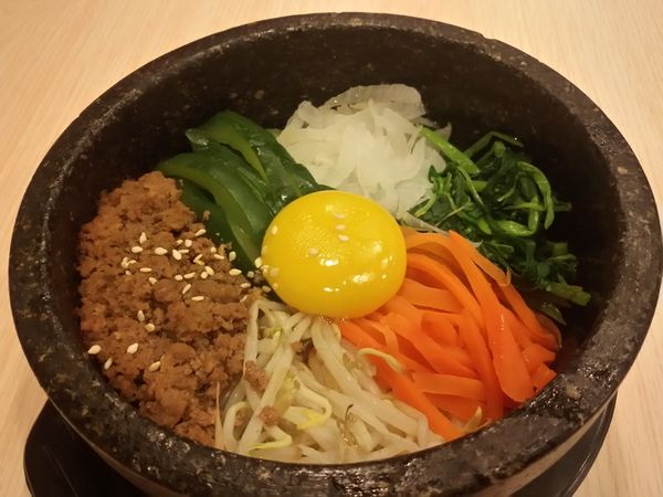 Bersantai Sambil Menyantap Seporsi Bibimbap dan Ramyun yang Pedas a la Korea
