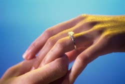 Merasa Cincin Kesayangan Makin Sempit? Mungkin Ini yang Terjadi pada Jari