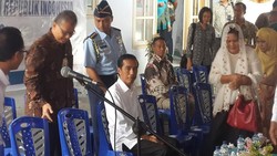 Presiden Jokowi Serahkan KIS ke 502 Peserta Bantuan Iuran di Ternate