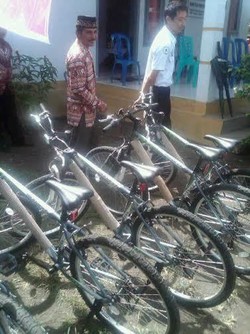 Selain Berikan KIS, Jokowi Bagikan Sepeda Gratis untuk Warga di Maluku Utara