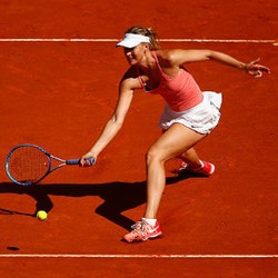 Kuznetsova Hentikan Sharapova di Semifinal