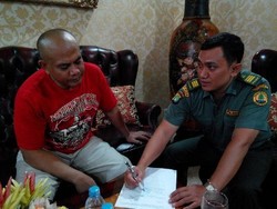 Serahkan Jambul Kuning, Polisi Ini Percaya Peliharaannya Dapat Hidup Bebas