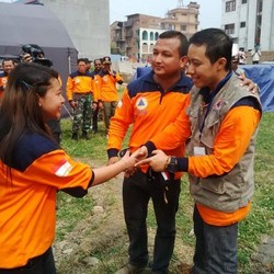 Demi Bantu Korban Gempa Nepal, Dokter Ini Rela Rayakan Ultah di Atap Dunia
