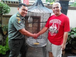 Salut! Polisi Ini Serahkan Jambul Kuning Atas Kesadaran Diri Sendiri