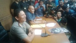 Ada Pejabat yang Jadi Pelanggan Artis AA?