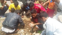 Lokasi Temuan Batu Akik di Jl Mandala Raya Tomang Masih Dikerubungi Warga