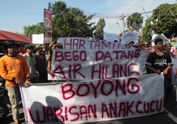 Blokir Jalan, Warga Sleman Demo Tolak Penambangan Pasir