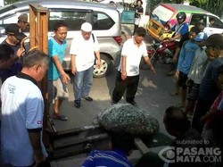 Bikin Heboh dan Macet, Batu Akik di Jl Mandala Tomang Diangkut ke Kantor Kelurahan