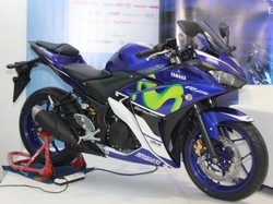 Yamaha R25 dan R15 Versi Livery ala MotoGP Nongkrong di Senayan