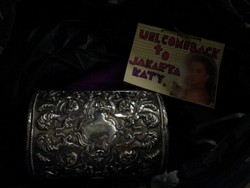 Katy Perry Dihadiahi Batik oleh Penggemar di Jakarta