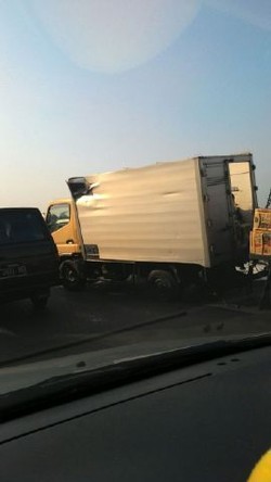 Truk Terbalik di Tol Cikampek, Lalin Tersendat