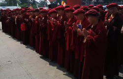 Ketika Para Biksuni Berkumpul di Tenda Pengungsian di Nepal