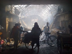 Api Masih Nyala, Pedagang Pasar Johar Nekat Selamatkan Barang Dagangan