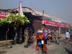 Sudah 12 Jam Lebih, Api di Pasar Johar Semarang Belum Padam