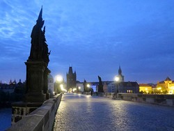 Tatjana Saphira Menemukan Cinta di Charles Bridge dalam Negeri van Oranje