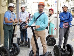 Bintang Negeri van Oranje Asyik Naik Segway di Tengah Jalan Kota Praha