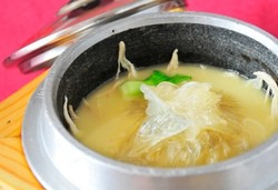 Restoran Tiongkok Berbintang di London Kedapatan Sajikan Sup Sirip Ikan Hiu