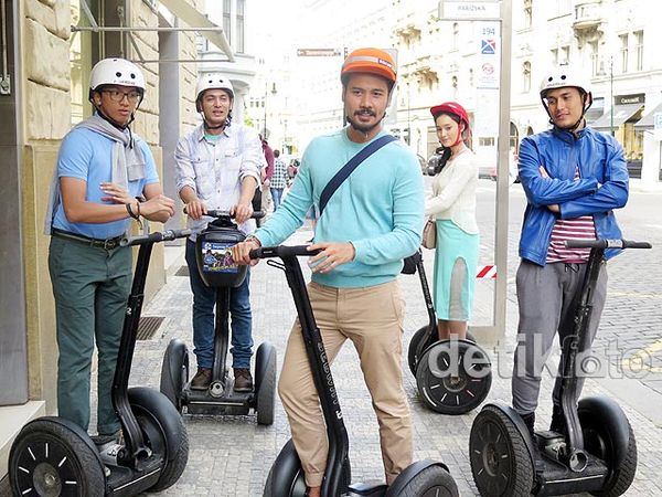 Asyiknya Bintang 'Negeri van Oranje' Naik Segway di Praha