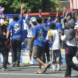 Kecewa PSSI Bekukan Kompetisi, Aremania dan Jinggo Mania Bikin Aksi di Jalanan