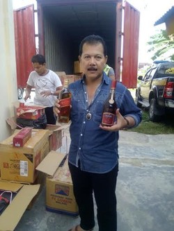 Polisi Amankan Satu Unit Mobil Boks Berisi Ribuan Botol Miras