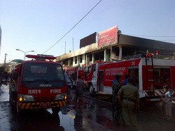 Masih Ada Api, 18 Mobil Pemadam Disiagakan Selama 5 Hari di Pasar Johar