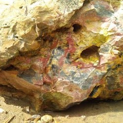 Ini Hamparan Batu di Gunung Loji yang Diduga Mengandung Akik Pancawarna