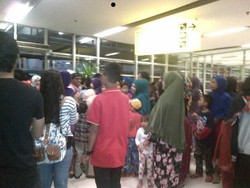 Ratusan Masyarakat Masuk Terminal Kedatangan Bandara Hasanuddin Makassar