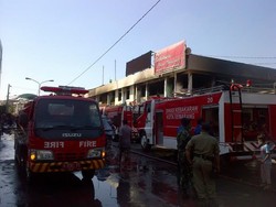 Lebih Dari 100 Tangki Air Digunakan Untuk Pemadaman Kebakaran Pasar Johar