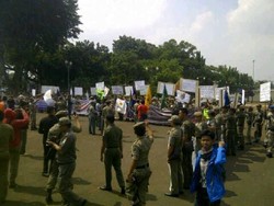 Satpol PP Demo Depan Istana Minta Langsung Diangkat Jadi PNS
