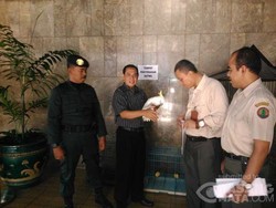 Staf Setjen DPR ini Serahkan Suganda Setelah Lihat Kakatua Dimasukkan ke Botol