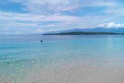 Cantiknya! Pantai Pasir Putih Manokwari Punya 3 Warna Ajaib